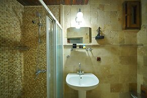Holiday Cave Hotel