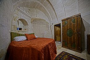Holiday Cave Hotel