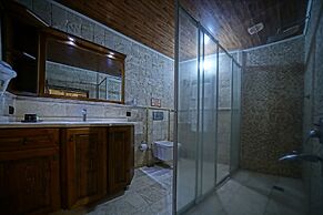 Holiday Cave Hotel