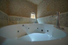 Holiday Cave Hotel
