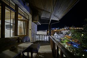 Holiday Cave Hotel