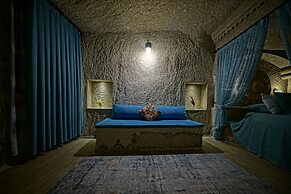 Holiday Cave Hotel