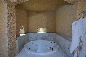 Holiday Cave Hotel