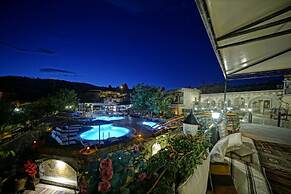 Holiday Cave Hotel