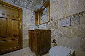 Holiday Cave Hotel