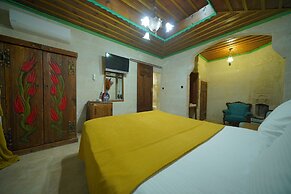 Holiday Cave Hotel