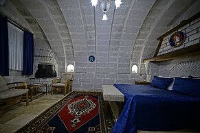 Holiday Cave Hotel