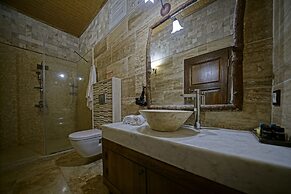 Holiday Cave Hotel