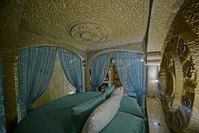 Holiday Cave Hotel