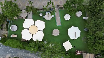 Holiday Cave Hotel