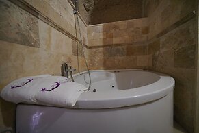 Holiday Cave Hotel