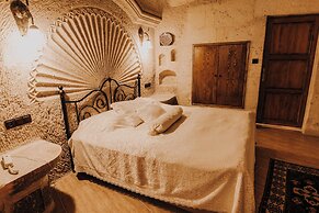 Holiday Cave Hotel
