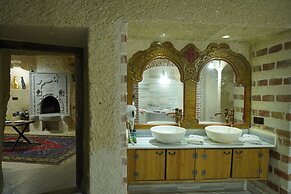 Holiday Cave Hotel