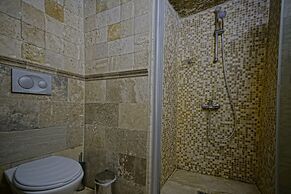 Holiday Cave Hotel