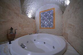 Holiday Cave Hotel