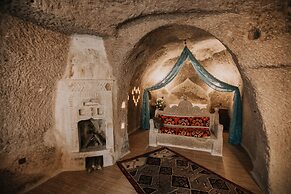 Holiday Cave Hotel