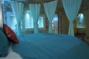 Holiday Cave Hotel