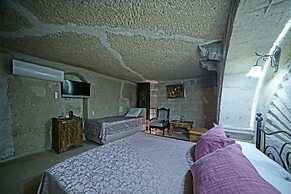 Holiday Cave Hotel