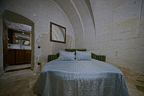 Holiday Cave Hotel