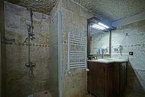 Holiday Cave Hotel