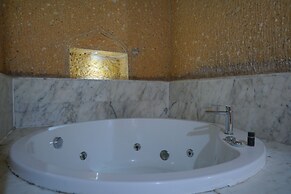 Holiday Cave Hotel