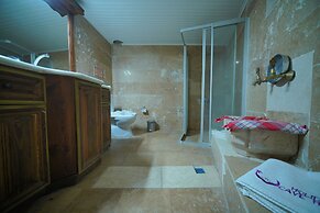 Holiday Cave Hotel