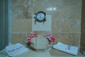 Holiday Cave Hotel