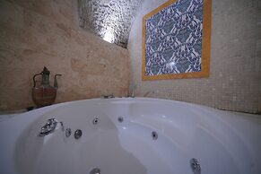 Holiday Cave Hotel