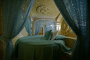 Holiday Cave Hotel