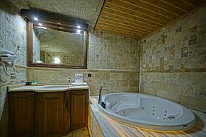Holiday Cave Hotel