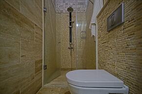 Holiday Cave Hotel
