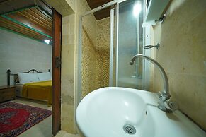 Holiday Cave Hotel