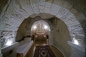 Holiday Cave Hotel