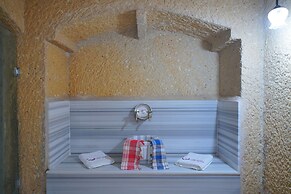 Holiday Cave Hotel
