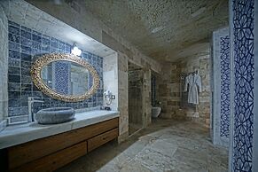 Holiday Cave Hotel