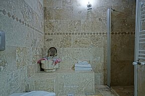 Holiday Cave Hotel