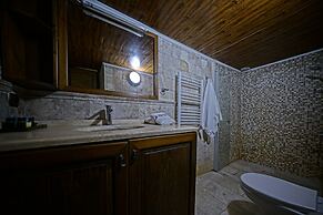 Holiday Cave Hotel