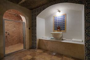 Holiday Cave Hotel