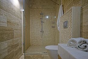 Holiday Cave Hotel