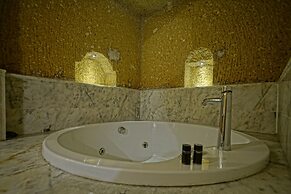 Holiday Cave Hotel
