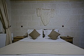 Holiday Cave Hotel