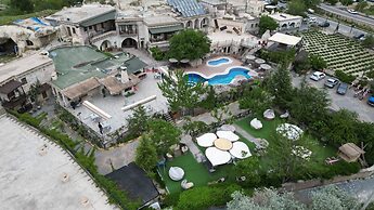Holiday Cave Hotel
