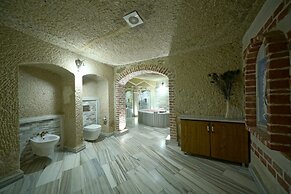 Holiday Cave Hotel