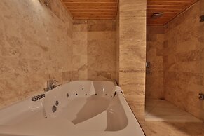 Holiday Cave Hotel