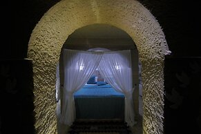 Holiday Cave Hotel