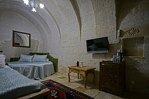Holiday Cave Hotel
