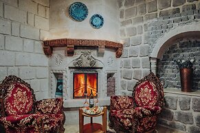 Holiday Cave Hotel