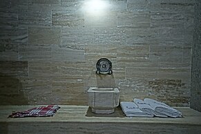 Holiday Cave Hotel