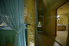 Holiday Cave Hotel