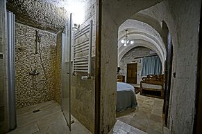 Holiday Cave Hotel
